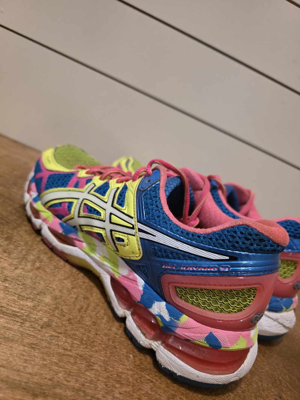 ASICS Neon Yellow, Blue & Pink Running Shoes Size 8 - Picture 3 of 7